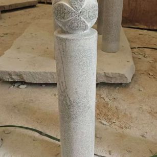 商洛 芝麻白花岗岩石材挡车石柱、停车柱、圆柱挡车柱、方柱挡车柱等