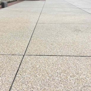 商洛 黄金麻花岗岩石板材荔枝面地面铺装效果