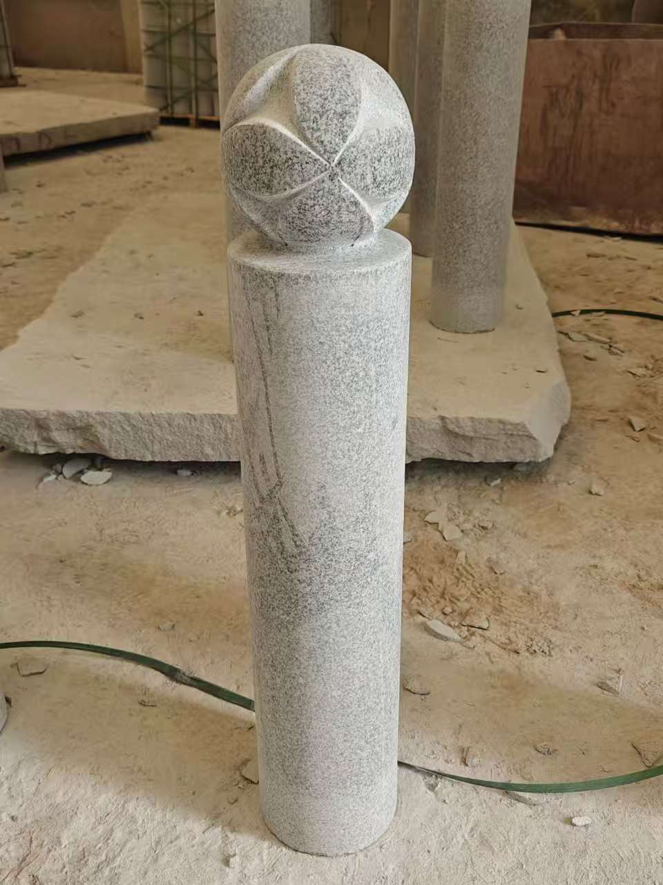 商洛 芝麻白花岗岩石材挡车石柱、停车柱、圆柱挡车柱、方柱挡车柱等