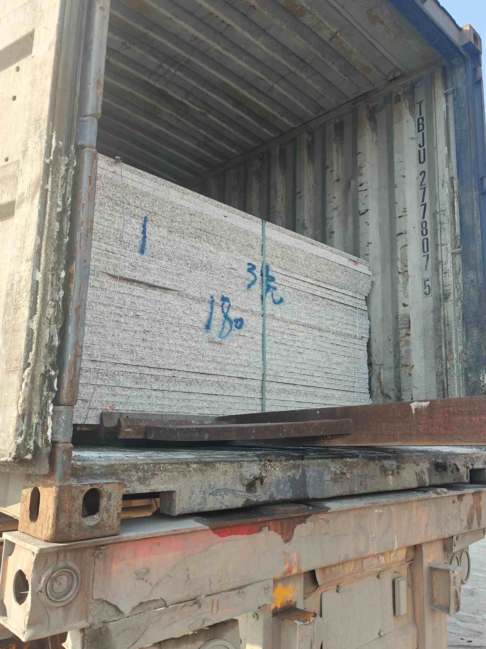 商洛 芝麻白花岗岩石材3.0公分光面毛板装柜出货