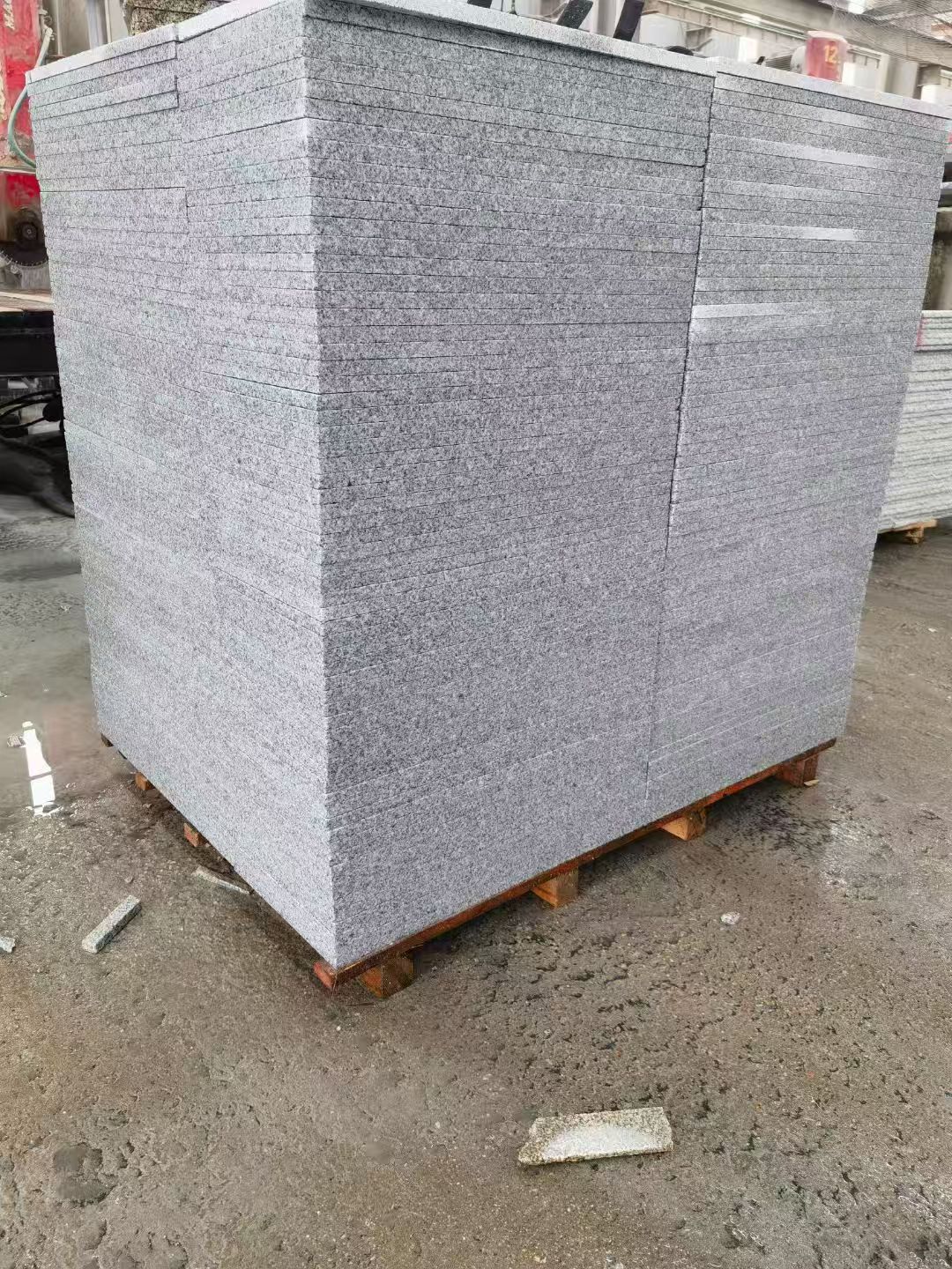 商洛 芝麻白火烧面1.8厚300*600地铺石，尺寸标准，厚薄均匀