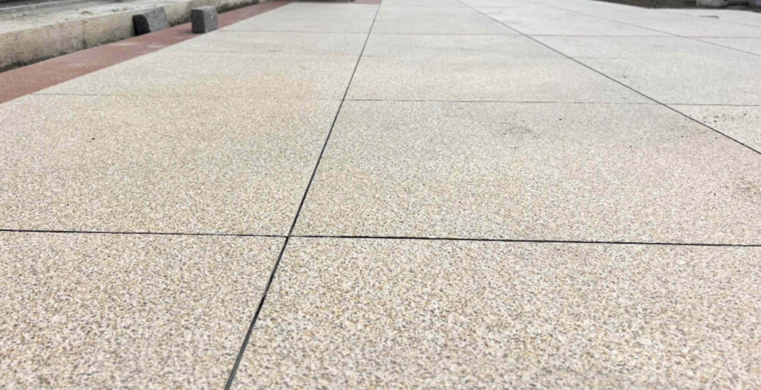 商洛 黄金麻花岗岩石板材荔枝面地面铺装效果