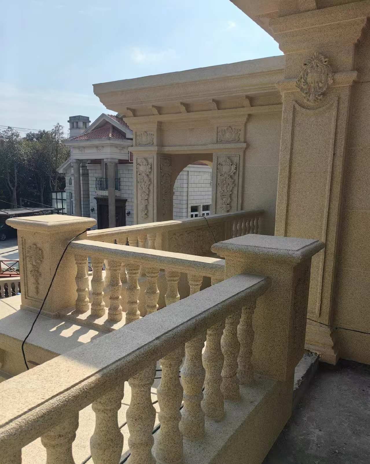 商洛 黄金麻别墅外墙干挂雕花配合阳台栏杆花瓶柱