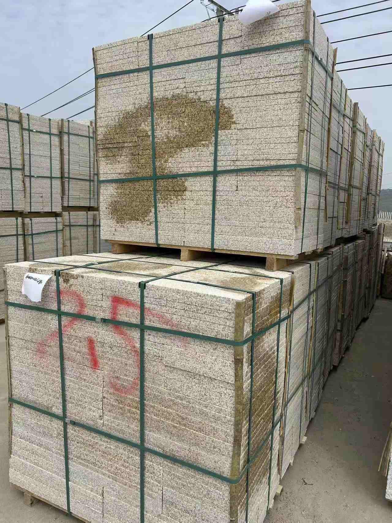 商洛 黄金麻花岗岩石材荔枝面地铺石2.5*300*600