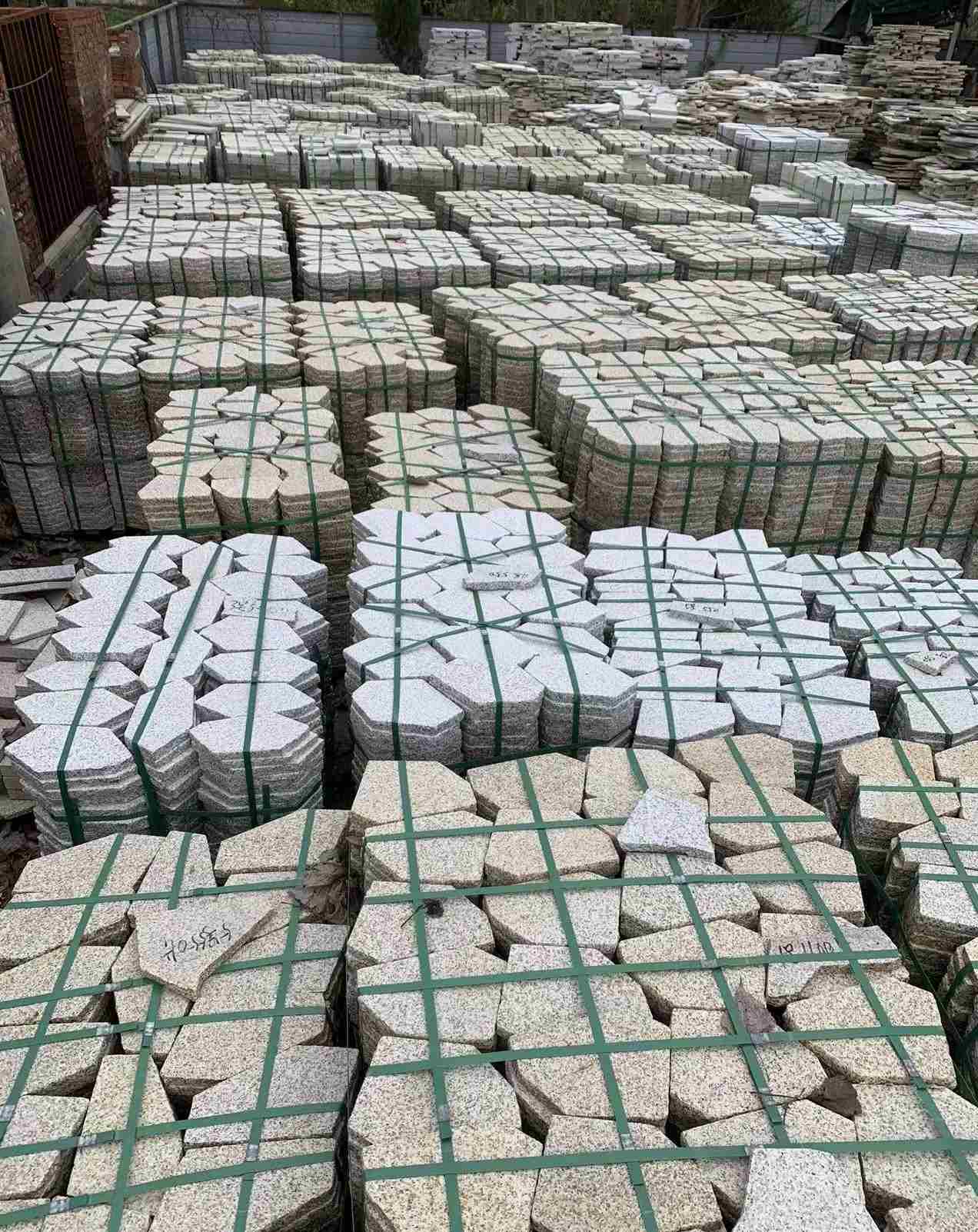 商洛 黄金麻白麻花岗岩荔枝面地铺石(冰裂纹)