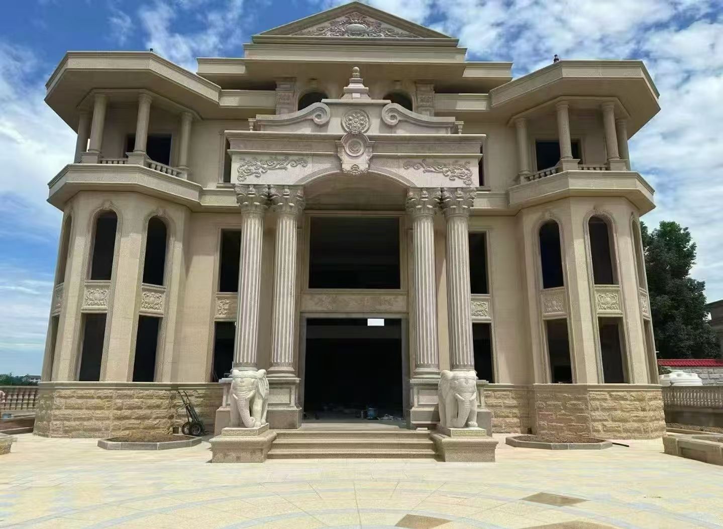 商洛 黄金麻别墅外墙干挂，大柱，大象，蘑菇石，雕花板