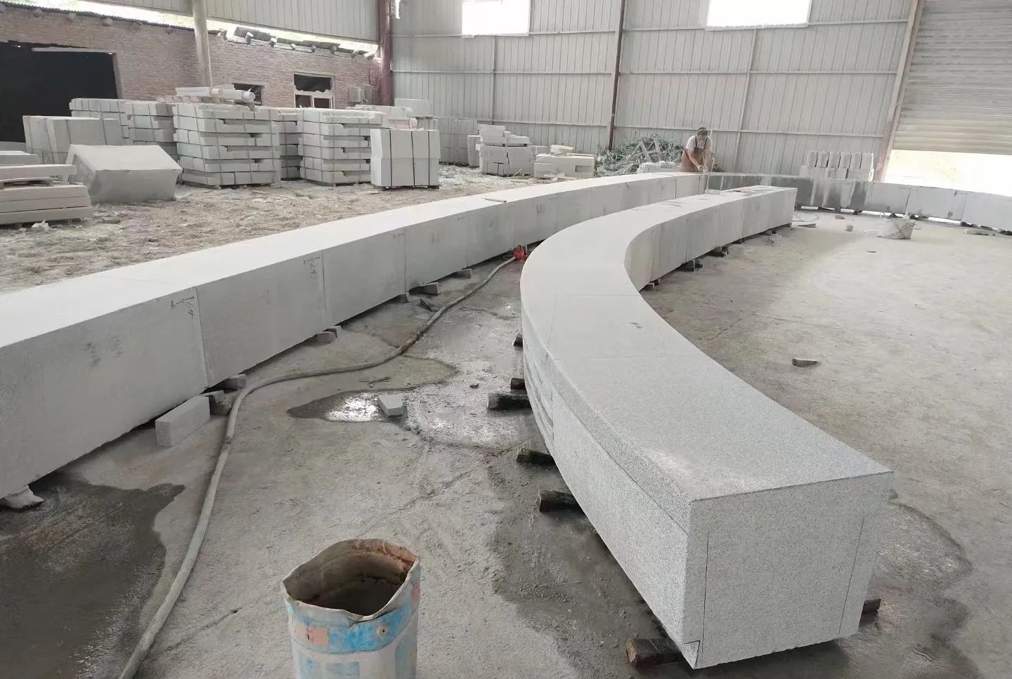 商洛芝麻白花岗岩石板材 园林光面弧形坐凳