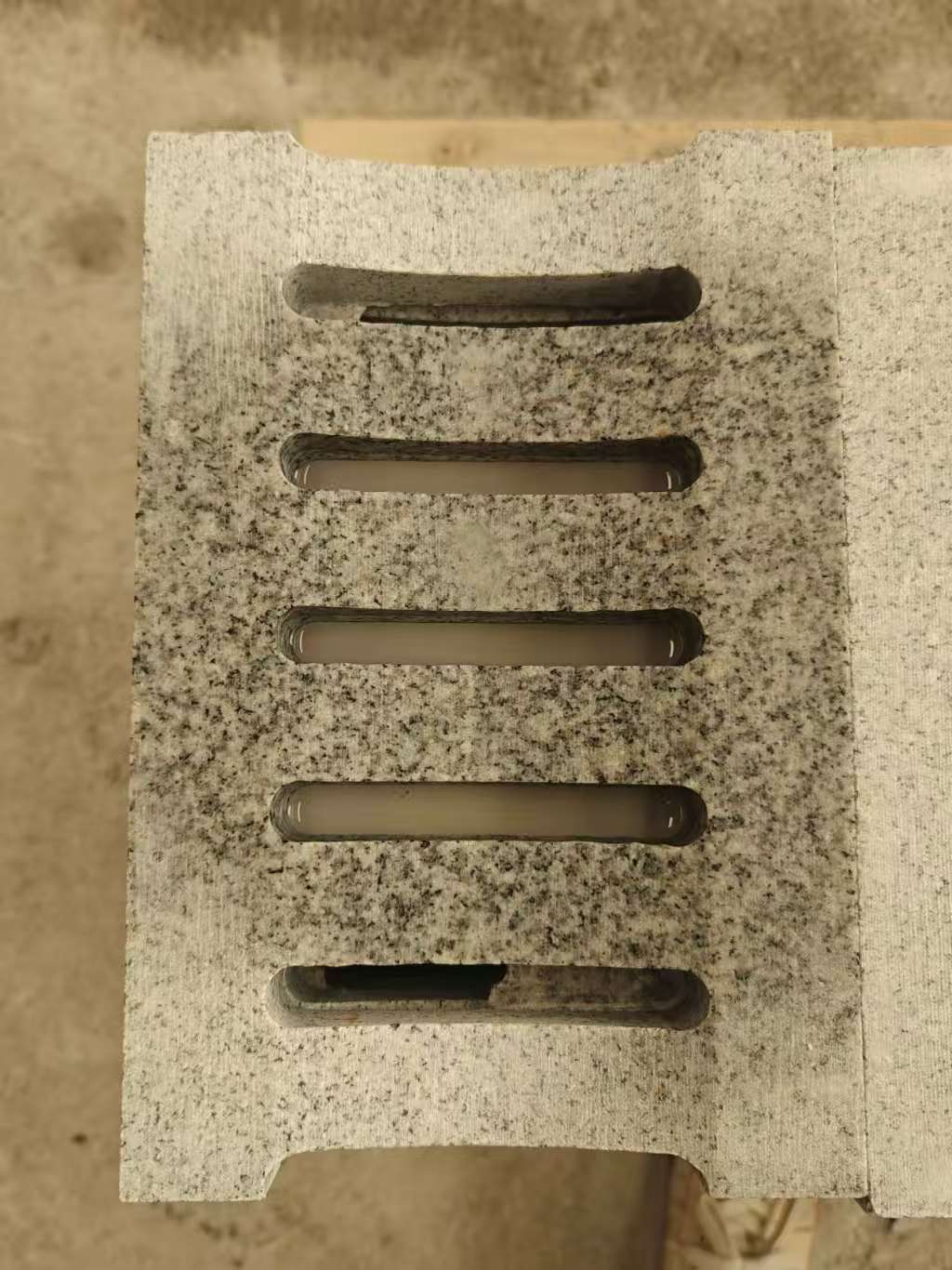 商洛 芝麻白拉丝面花岗岩U型开槽排水槽