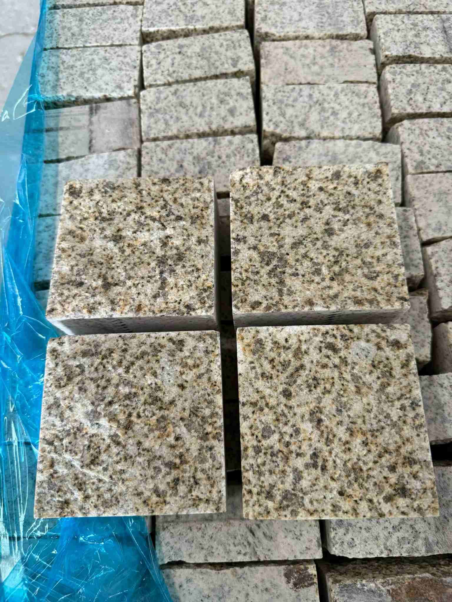 商洛 黄金麻花岗岩自然面小方块，弹石，马蹄石等