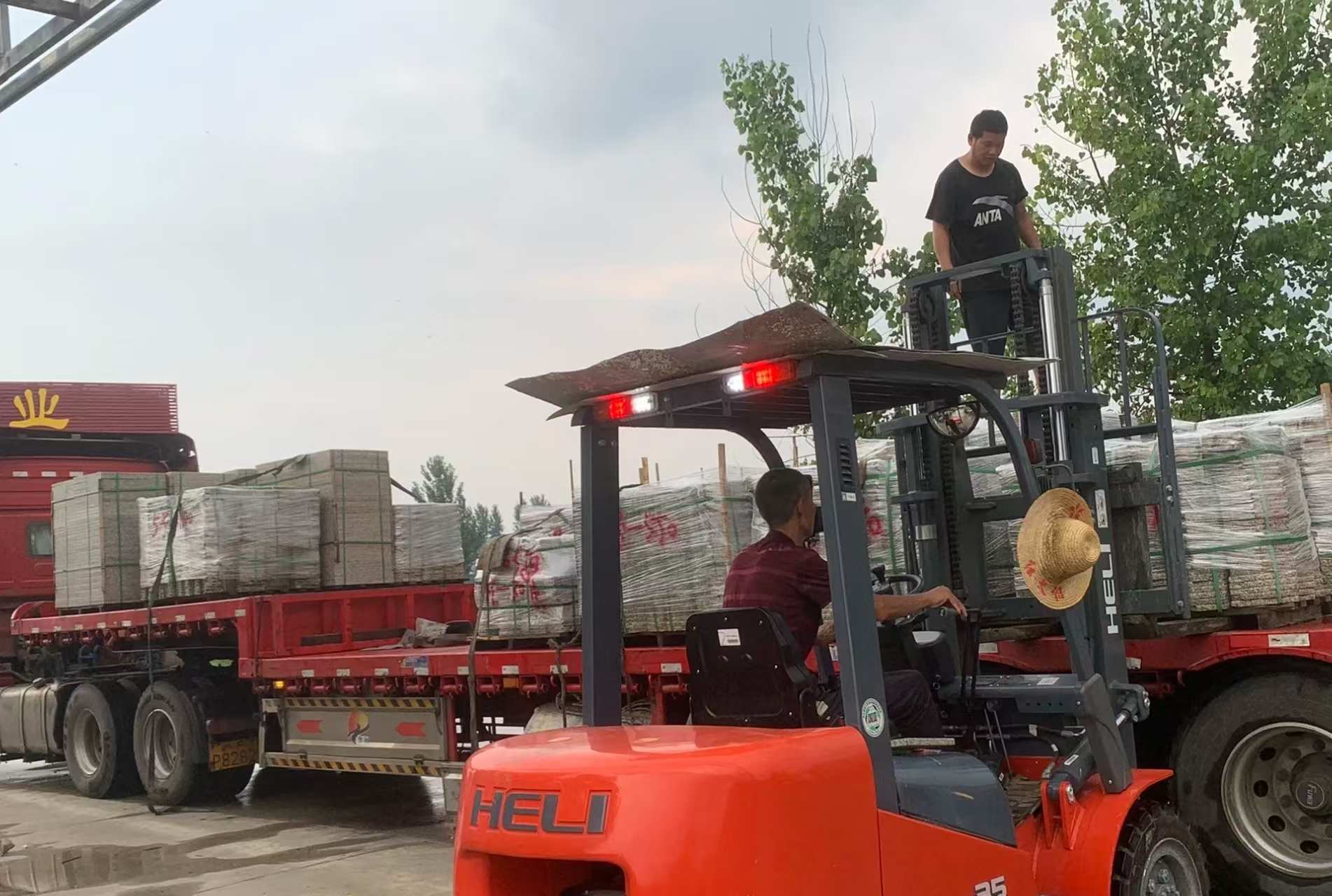 商洛 黄金麻冰裂纹，地铺石装车