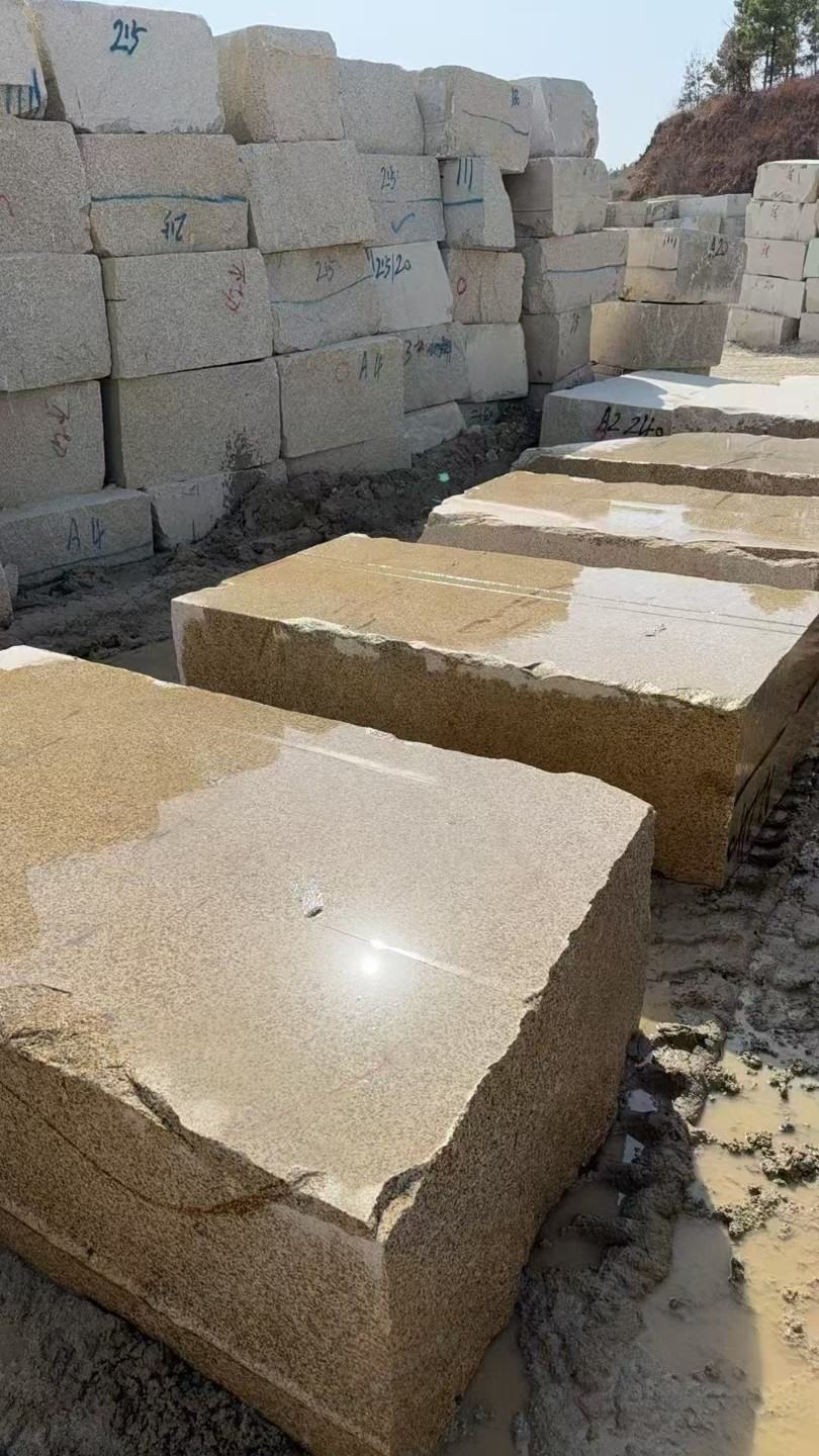 商洛 黄金麻方料堆场洗料分选中，原材料充足