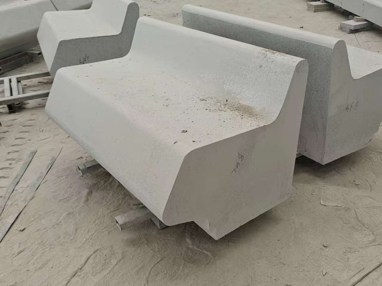 商洛 芝麻白花岗岩异形坐凳，石凳