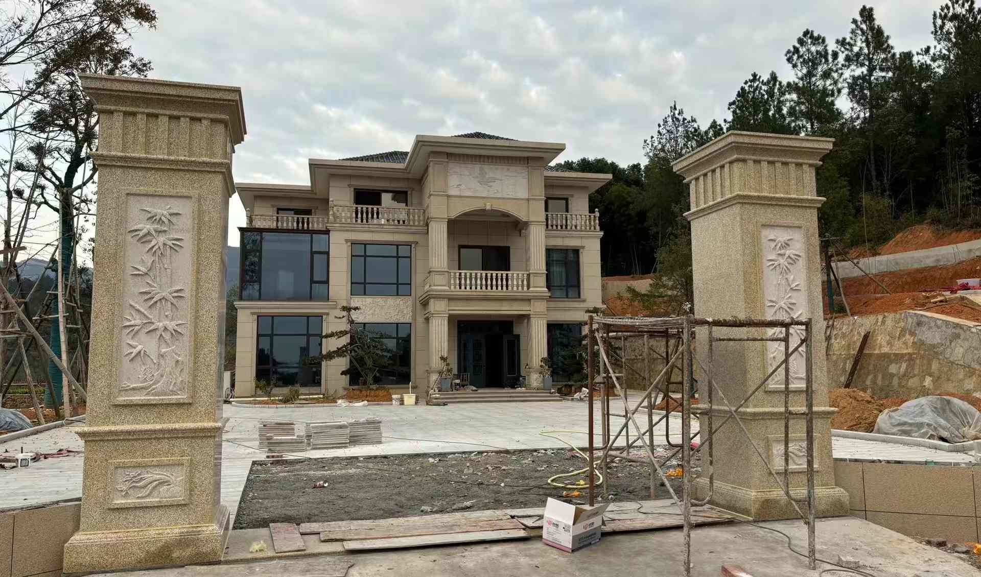 商洛 黄金麻花岗岩别墅雕花外墙干挂配上门口雕花罗马柱